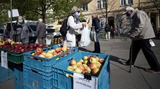 Od středečního rána mohou lidé nakupovat také na farmářském trhu na pražském...
