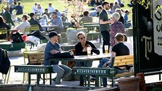 Lidé popíjejí na zahrádce restaurace ve švédském Stockholmu. (22. dubna 2020)