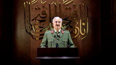 Polní marál Chalífa Haftar oznámil, e jeho armáda pebírá ízení Libye. (27....