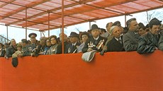 Mezi čestnými hosty slavnostního otevření hrabyňského památníku 26. dubna 1980...