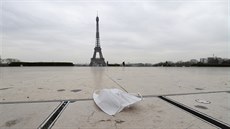 Rouka pohozená nedaleko paíské Eiffelovy ve (17. bezna 2020)