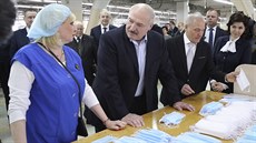 Bloruský prezident Alexandr Lukaenko mluví se zamstnankyní návtvy továrny...