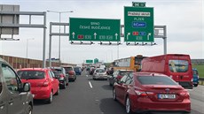 Dálnici D1 uzav�ela hromadná nehoda, na míst� se tvo�í kolony. (24. dubna 2020)