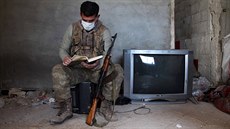 Syrský voják si krátí čas četbou v provincii Idlíb. (19. dubna 2020)