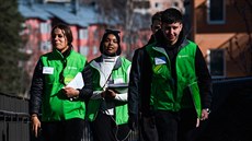 Teenagei najatí obcí Jakobsberg rozdávají místním lidem informaní letáky v...