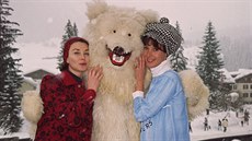 Modelky Barbara Mullenová a Dorian Leighová pózují s pítelem v kostýmu ledního...
