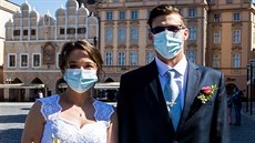 Svatební pár v rou�kách na Starom�stském nám�stí v Praze (23. dubna 2020)