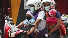 Rodina s dtmi v Jakart se chrání roukami. (28. dubna 2020)