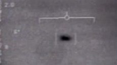 Snímky z videa zachycující UFO, které se Pentagon rozhodl zveejnit. (29. dubna...