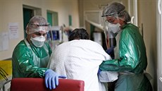 Lékai pomáhají pacientovi ve francouzské nemocnici Bligny Hospital Center....