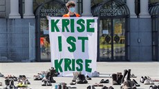 „Krize jako krize,“ stojí na transparentu jednoho z ekologických aktivistů ve...