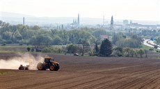 Mrana prachu za traktorem na polích u Kelova nedaleko Olomouce. Zemdlci...
