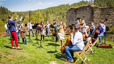 Jihoeská filharmonie vyjídí na památky, kde vytváí cyklus záznam krátkých...