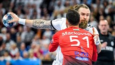 Pavel Horák z německého Kielu se pokouší o kličku v utkání Ligy mistrů proti...