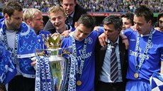 Fotbalisté Chelsea obdivují trofej pro vítze anglické ligy. Vzpomínka na rok...