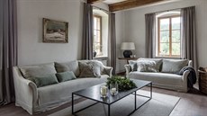 Obývací pokoj láká k odpoinku i díky pouití pírodních materiál, zejména...