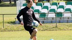 Karvinský obránce Jan Moravec se po p�titýdenní pauze �seznamuje� s mí�em