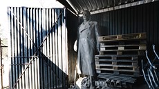 V depozitái mstyse Komárov eká na svého kupce socha Stalina. (21.4.2020)