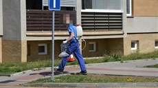 Mezi odpůrci používání herbicidu Roundup v Prostějově vyvolalo v dubnu vlnu nevole zjištění, že byl v ulicích opět používán, a to i u dětského hřiště.