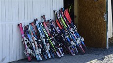 Půjčovna lyží Skimax v Olomouci čelila 27. dubna 2020 náporu lyžařů, kteří vraceli zapůjčené lyžařské vybavení. Dosud ho totiž vrátit nemohli, půjčovna se stejně jako ostatní provozovny kvůli koronaviru náhle uzavřela v polovině března.