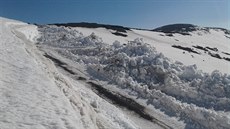 Fréza v Krkonoších prohrnula cestu z Pece pod Sněžkou na Luční boudu (21. 4....