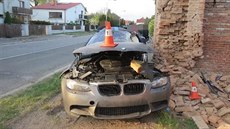 idi v BMW havaroval do zdi stavení v Plotitích (26. 4. 2020).