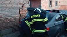 Vůz v Plotištích dostal smyk a skončil bokem ve zdi (26. 4. 2020).