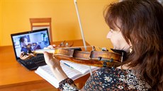 Učitelka hudby Olga Kinzlová z Vejprnic na Plzeňsku vyučuje v době karantény...