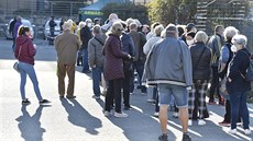 Lidé ekají frontu u univerzitního kampusu v Brn, kde zaalo testování vzorku...