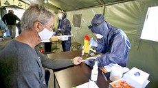Na Moravské námstí v Brn zaalo ploné testování dobrovolník na koronavirus....