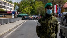 Na hranici eského Tína a Tína se lidé zdravili a protestovali proti opatením u na konci dubna.