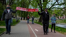Lidé z píhranií v eském Tín i sousedním polském Tín protestovali proti...