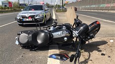 Ridi osobního auta srazil na praské Jiní spojce motocyklistu a od nehody...