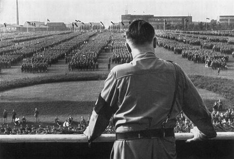 Adolf Hitler hovoí ke své armád.