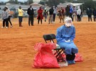 Zdravotník v Jiní Africe eká na zájemce o testy na koronavirus. (27. dubna...