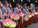 Buddhistití mnii v roukách oslavují Buddhovy narozeniny na námstí...