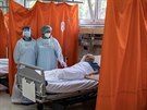 Zdravotnický tým v ochranných oblecích z blehradské nemocnici Zvezdara v...