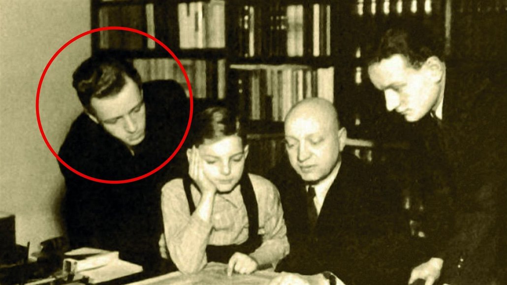 Emanuel Moravec se svými syny. Zcela vlevo stojí Jurij Moravec.