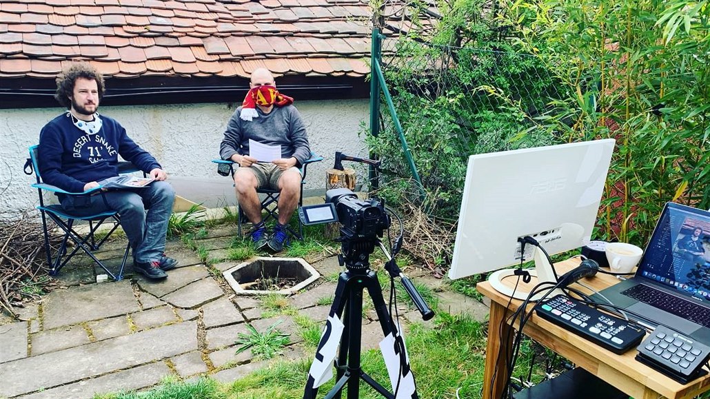 Ji�í Panzner a Vojt�ch Dvo�ák se p�ipravují na ve�erní stream Podkroví Live!