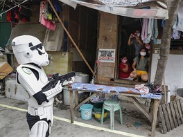 Dobrovoln skupina v kostmech Star Wars bav obyvatele Malabonu na Filipnch....