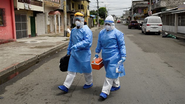 Lkai prochzej ekvdorskm mstem Guayaquil, kde odebraj vzorky lidem s podezenm na koronavirus. (24. dubna 2020)