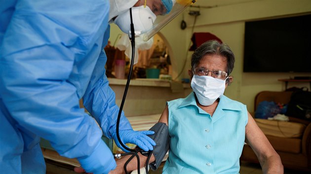 Lkai v ekvdorskm mst Guayaquil testuj lidi s podezenm na koronavirus. (24. dubna 2020)