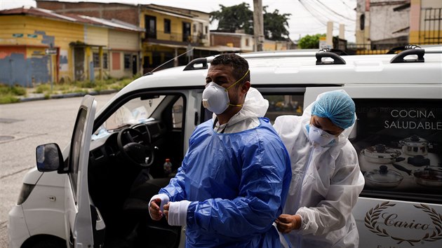Lkai v ekvdorskm mst Guayaquil odebraj vzorky lidem s podezenm na koronavirus. (29. dubna 2020)