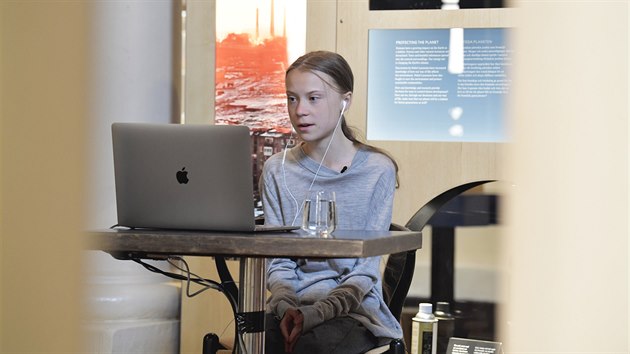 Švédska ekologická aktivistka Greta Thunbergová se účastní videokonference ku příležitosti Dnu Země. Kromě environmentálních témat probírala i koronavirovou krizi. (22. dubna 2020)
