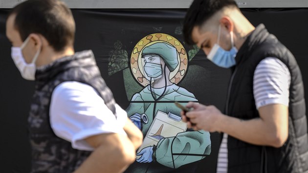 Rumuni prochz kolem plaktu zobrazujcho zdravotnka jako svtce. Kampa pobouila rumunskou pravoslavnou crkev, mluv o rouhn. (29. dubna 2020