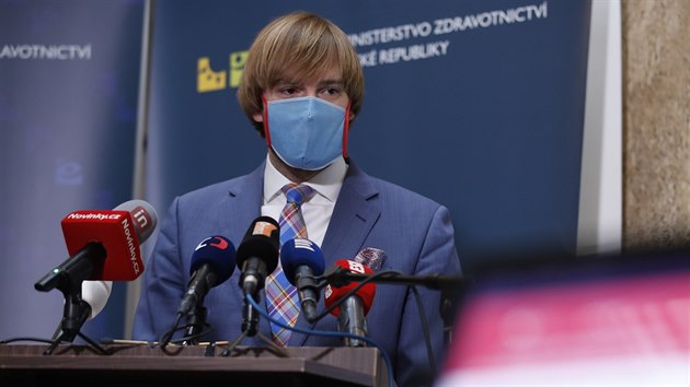 Ministr zdravotnictv Adam Vojtch na tiskov konferenci k prbn analze vvoje onemocnn covid-19 v esk republice. (30. dubna 2020)