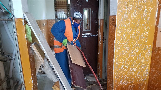 Před demolicí vybydleného panelového domu v Janově je nejprve potřeba vyklidit tuny odpadu nashromážděného zdejšími obyvateli. (29. dubna 2020)