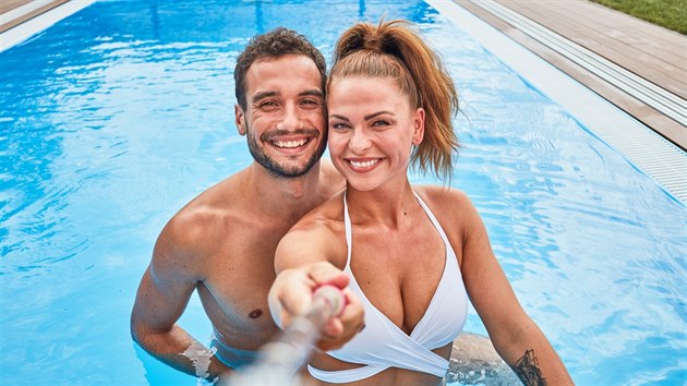 Selfie od moře to sice není, ale dovolenou si můžete skvěle užít i doma u bazénu.