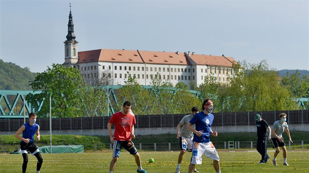 Dnt basketbalist se na novou sezonu chystaj na atletickm stadionu.