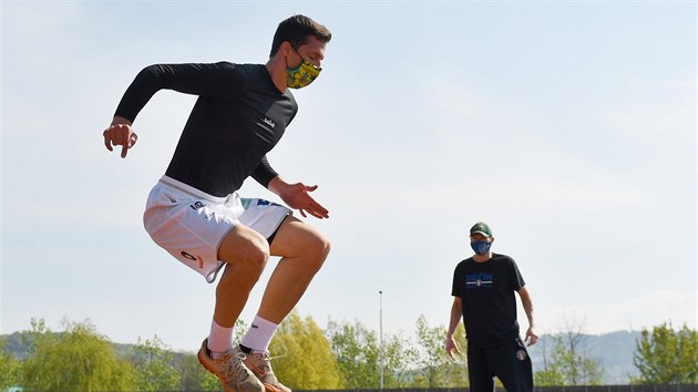 Dnsk basketbalista Tom Pomiklek se na novou sezonu chyst na atletickm stadionu. Sleduje ho trenr Tom Grepl.